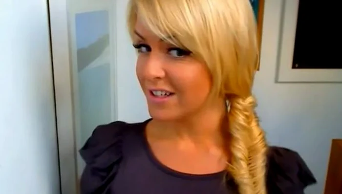 Împletituri de păr pas cu pas - poţi învăţa să le realizezi singură, la tine acasă!Foto: Captura Youtube