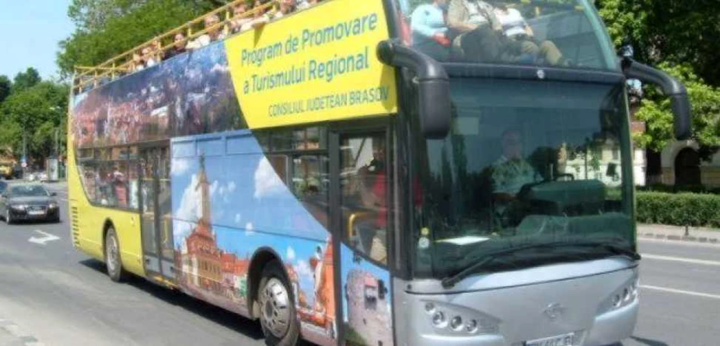 Autobuzul turistic a fost tras pe dreapta de doi ani