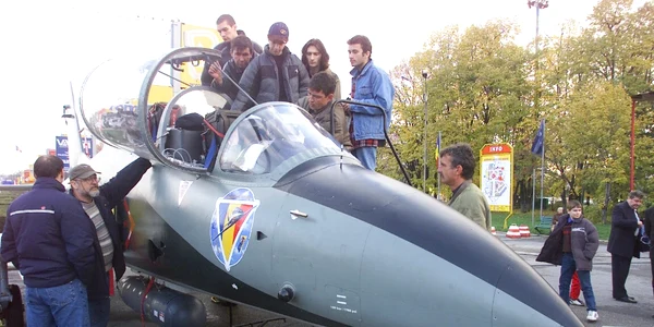 Curioşii au înconjurat avionul Forţelor de Apărare