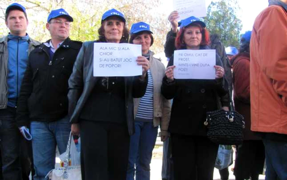 Mai puţin de 80 de sindicalişti au participat la pichetare. La ora 13.00, acţiunea lor a luat sfârşit