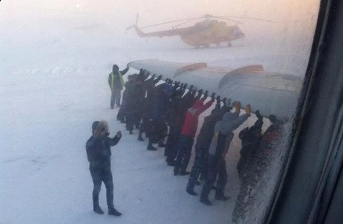 
    Pasagerii scot avionul din zăpadăFoto Twitter  