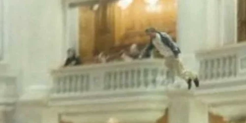 Electricianul TVR s-a aruncat în gol de la balconul Parlamentului