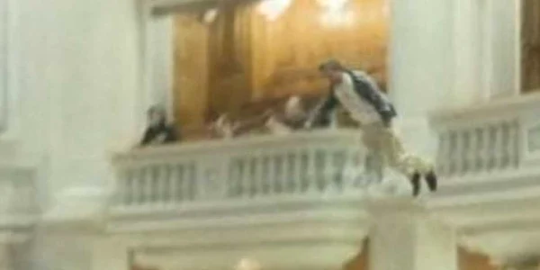 Electricianul TVR s-a aruncat în gol de la balconul Parlamentului