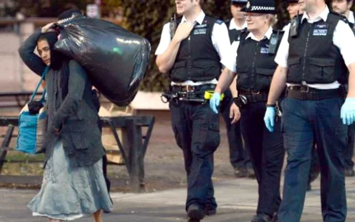 Cerşetorii români de etnie romă, escortaţi de poliţie FOTO Daily Mail