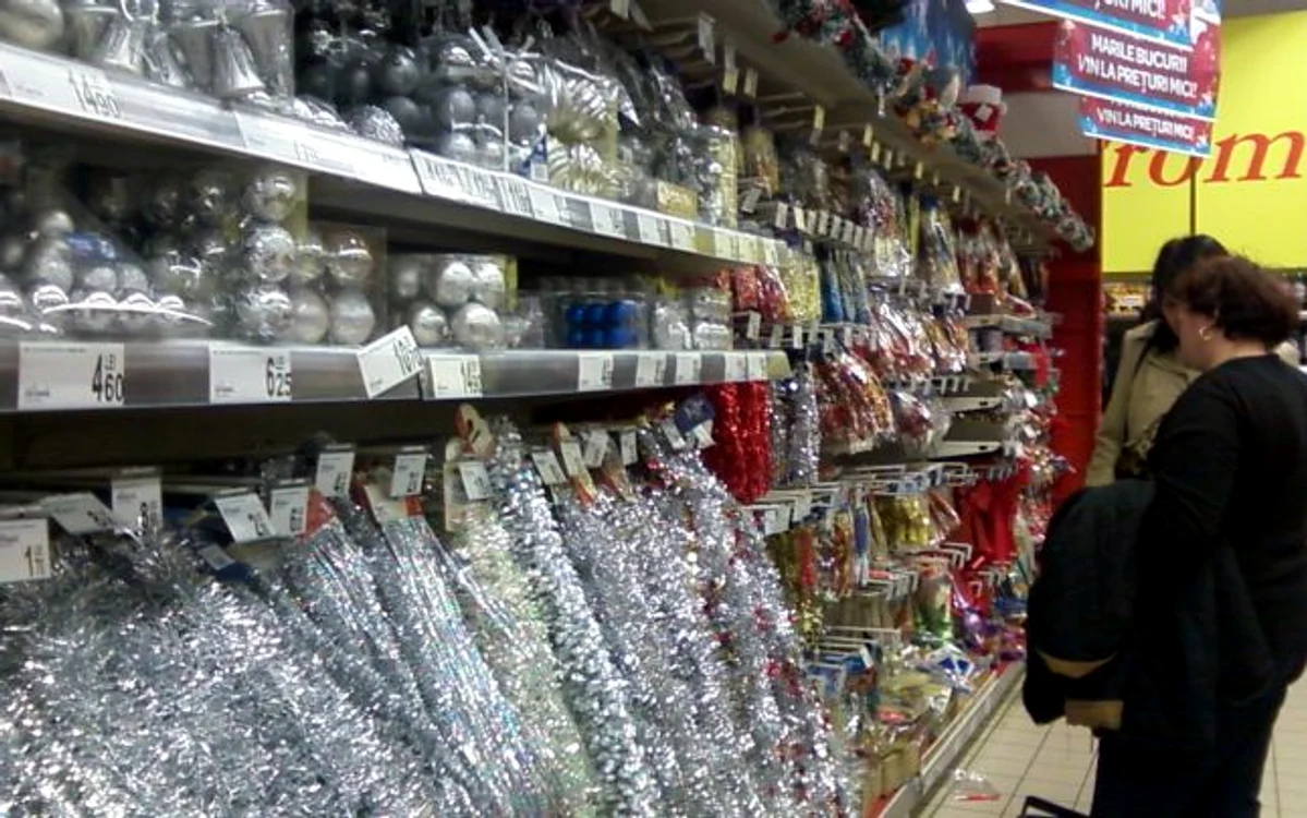 Ornamentele de Crăciun au invadat magazinele din Iaşi 