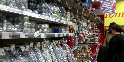 Ornamentele de Crăciun au invadat magazinele din Iaşi 