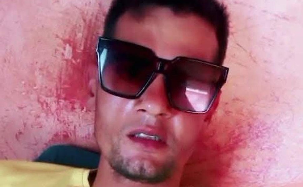 Cine este bărbatul care a ucis o mamă și pe fiul ei, în Bihor. A încălzit mâncare în bucătăria victimelor şi a luat masa. Femeia i-a fost învățătoare