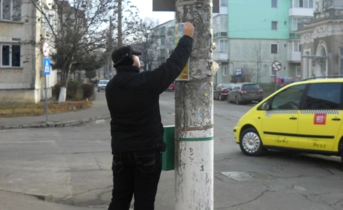 Trei lipitori de afişe au fost amendaţi