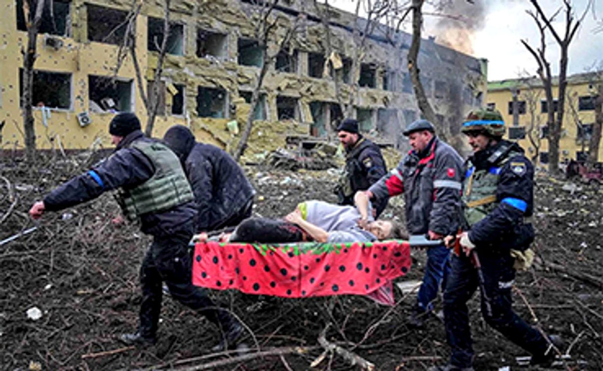 O gravidă rănită, evacuată de urgență din corpul de clădire avariat de bombă. Foto: Profimedia