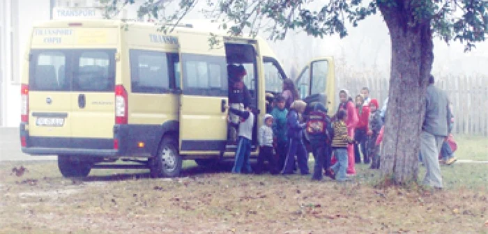 Poliţiştii i-au muştruluit pe şoferii microbuzelor şcolare