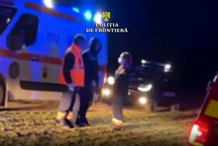 
    Polițiștii de frontieră au chemat echipele de prim-ajutor chiar pe graniță pentru a pansa rănile sirienilorFoto: tion.ro  