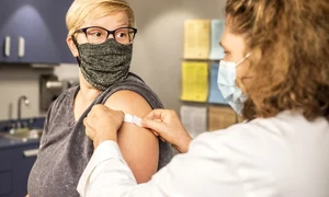 femeie blonda vaccinata unsplash jpeg