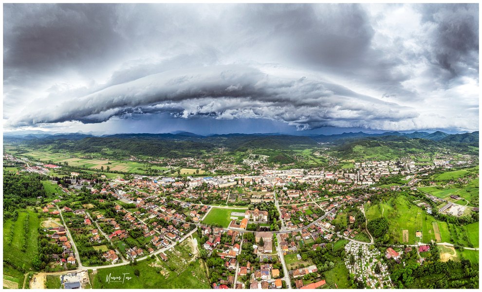 Fenomen atmosferic spectaculos în vestul României. Furtuna supercelulară, surprinsă de un fotograf FOTO