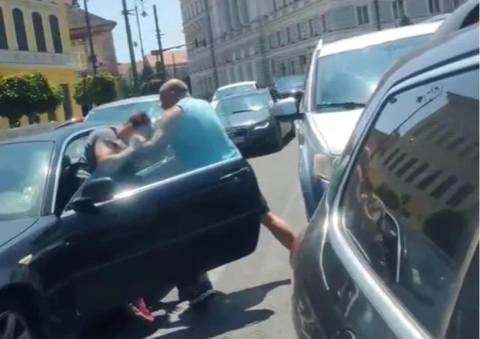 Un bărbat de 55 de ani a fost reținut după ce a agresat un tânăr șofer FOTO: Captură video