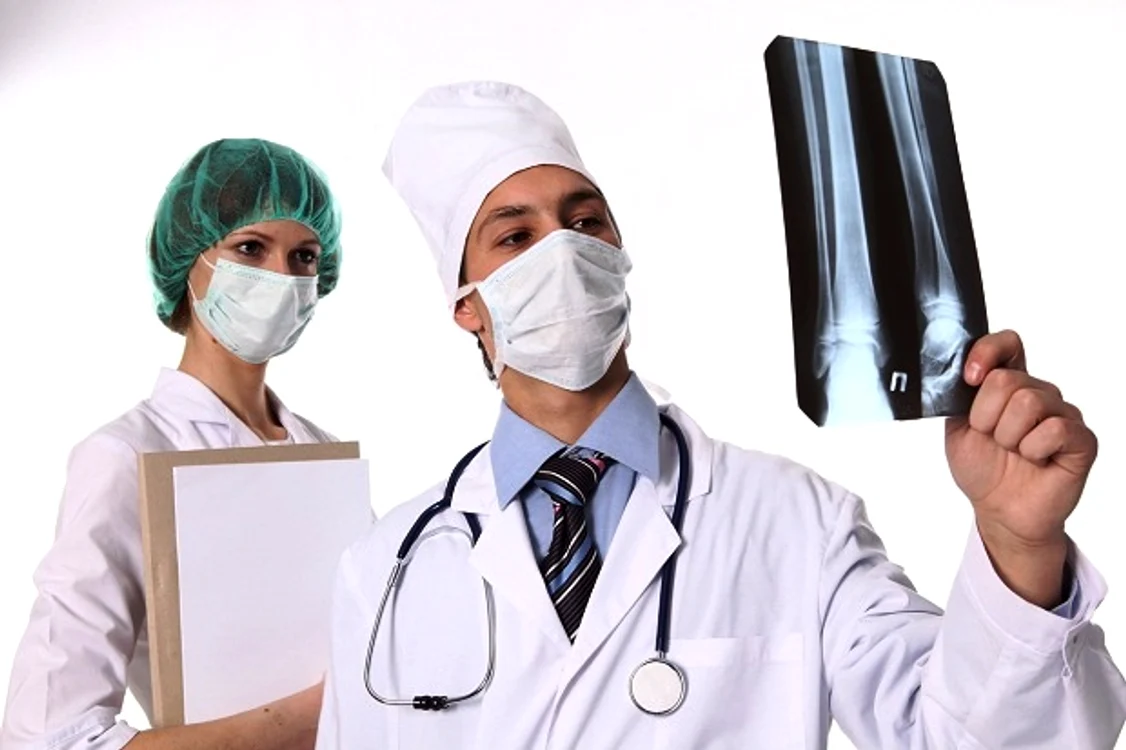 
    Un medic specialist va lua un salariu brut cuprins între 2.712 lei și 3.377 lei   
