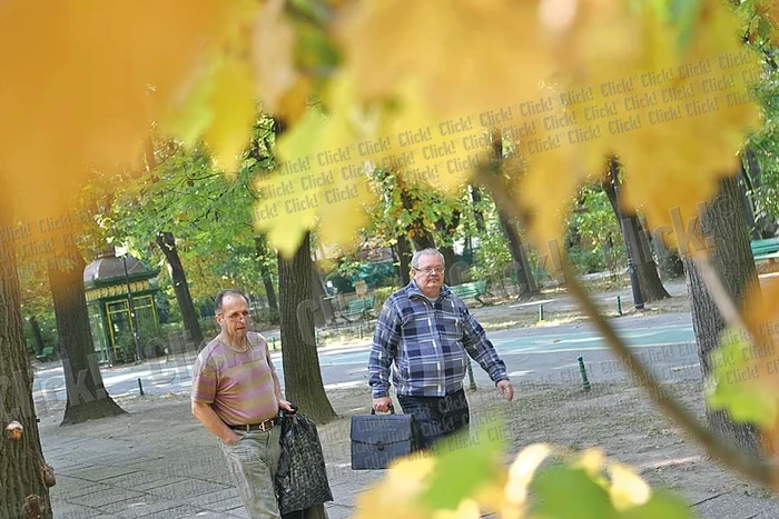 Ce poate fi mai romantic decât o plimbare cu barca pe lac, înconjuraţi de nuanţele calde ale toamnei?