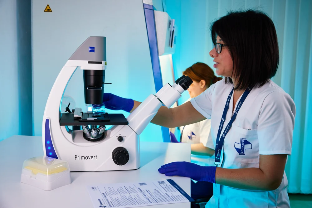 Conf. dr. Viorica Rădoi, medic primar genetică medicală: „Prin testare genetică, tumora își dezvăluie punctele slabe, pe care noi le țintim cu tratamentul. Și asta înseamnă medicină personalizată“