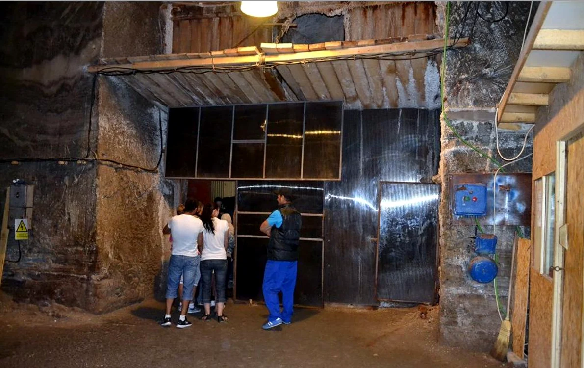 Cele două lifturi care duc turiştii în subteran s-au defectat