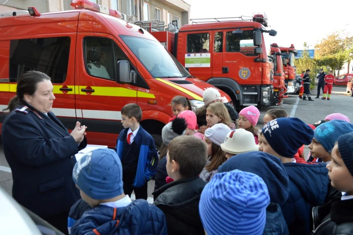 Micuţii au aflat de la pompieri ce să facă în cazul unor calamităţi Foto: ISU Brăila