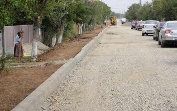 Locuitorii de pe strada Eroilor aşteaptă cu nerăbdare terminarea lucrărilor... (FOTO: Mugurel Manea)
