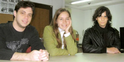  Miguel și Thiago, la sediul „Adevărul“ din Timișoara, alături de Lora, o altă „bursieră“ AIESEC