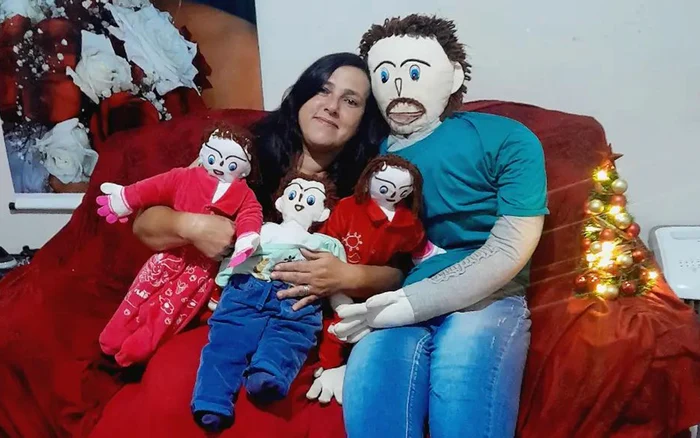 Ea mai are trei copii din cârpe, Marcelinho, Marcela și Emilia (Foto: Profimedia)