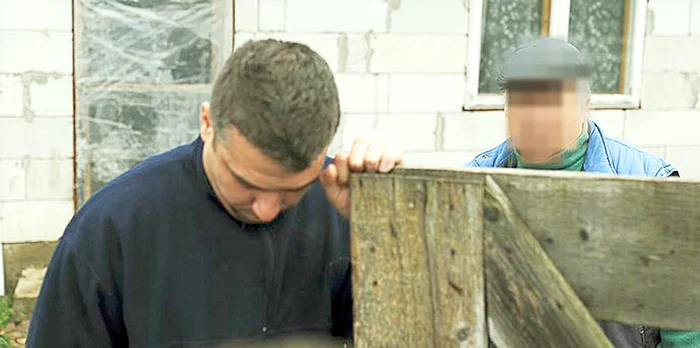 Răsplătit pentru bună purtare, Robert Ciobanu (25 de ani) e relaxat, zâmbeşte,  petrece timp cu prietenii şi vrea o iubită