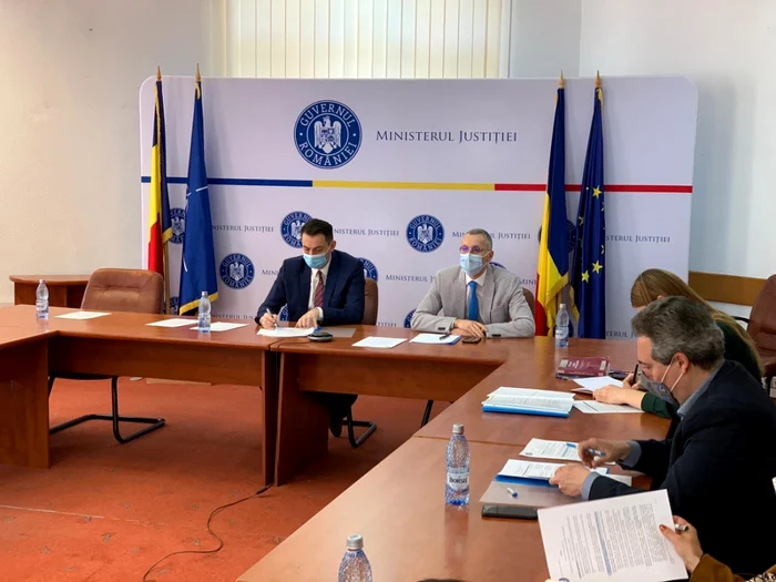 Ministrul Justiţiei Stelian Ion (dreapta), la reuniunea pe tema victimelor minore ale infracţiunilor. Imagine: Ministerul Justiţiei
