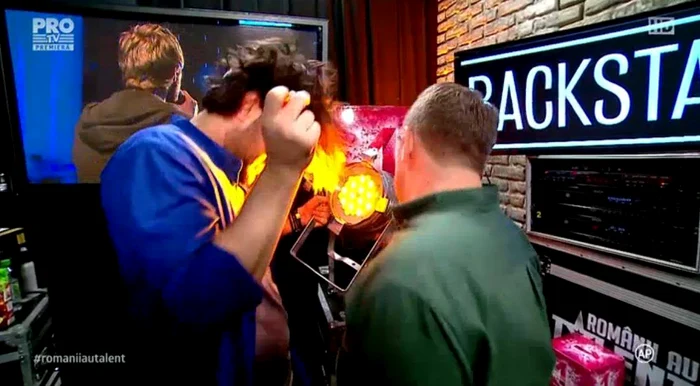 În culise s-a încins o petrecere pe cinste