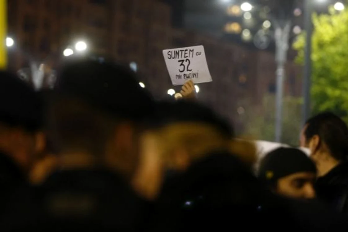 Pancarta unui protestatar rezumă mesajul acestui protest
