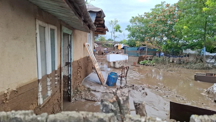 Casă grav afectată de inundații FOTO: ISU