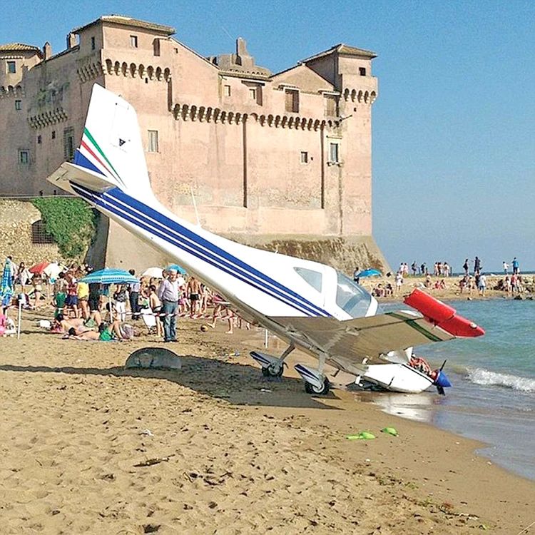Italia. Aparatul de zbor a aterizat forţat printre turiştii aflaţi la plajă