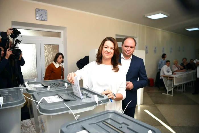 Ion Ceban a evitat răspunsul, după ce și-a exercitat dreptul de vot. FOTO: Facebook
