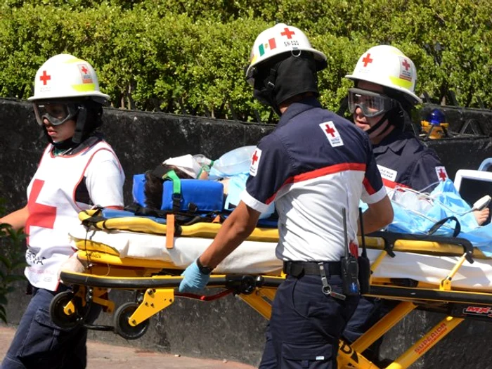 
    Băiatul a fost transportat la un spital din capitala mexicană (foto: EFE)  