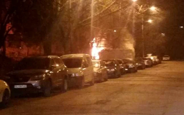 Poliţişti fac o anchetă deoarece în maşină au găsit multe pachete de tigări arse. Foto: GSDG