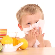 baiat copil isi sufla nasul racit raceala masa fructe shutterstock 5152459 0 jpeg