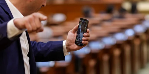 Copresedinte AUR George Simion live smartphone parlament FOTO Inquam Photos / Octav Ganea