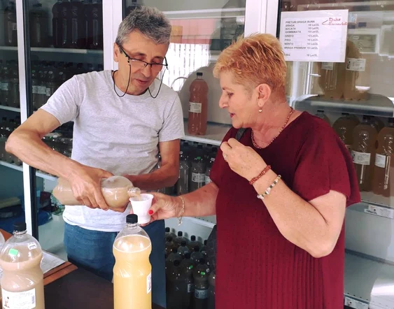 Producătorul turc Dilaver Ismail, împreună cu o clientă