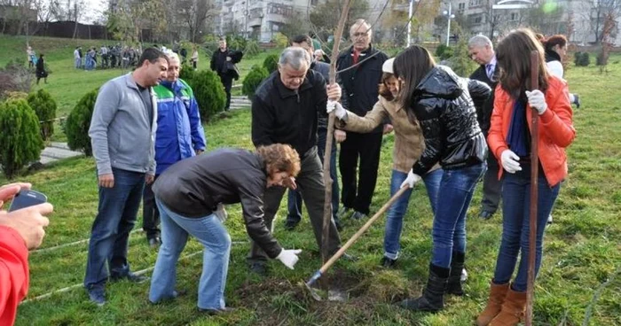 560 de arbori şi arbuşti au fost plantaţi în Parcul Sfântul Pantelimon