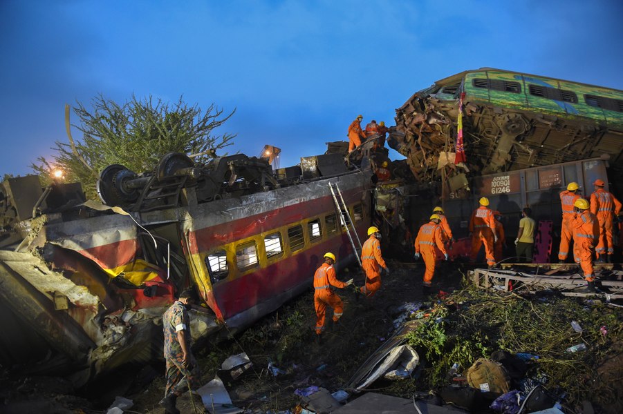 Peste 100 de cadavre, rămase neidentificate după tragedia feroviară din India. Autoritățile fac apel la ajutor