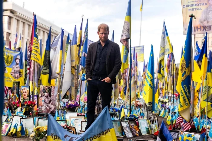 Prințul Harry a depus o coroană de flori la memorialul victimelor războiului. FOTO: X/@warpolitics24