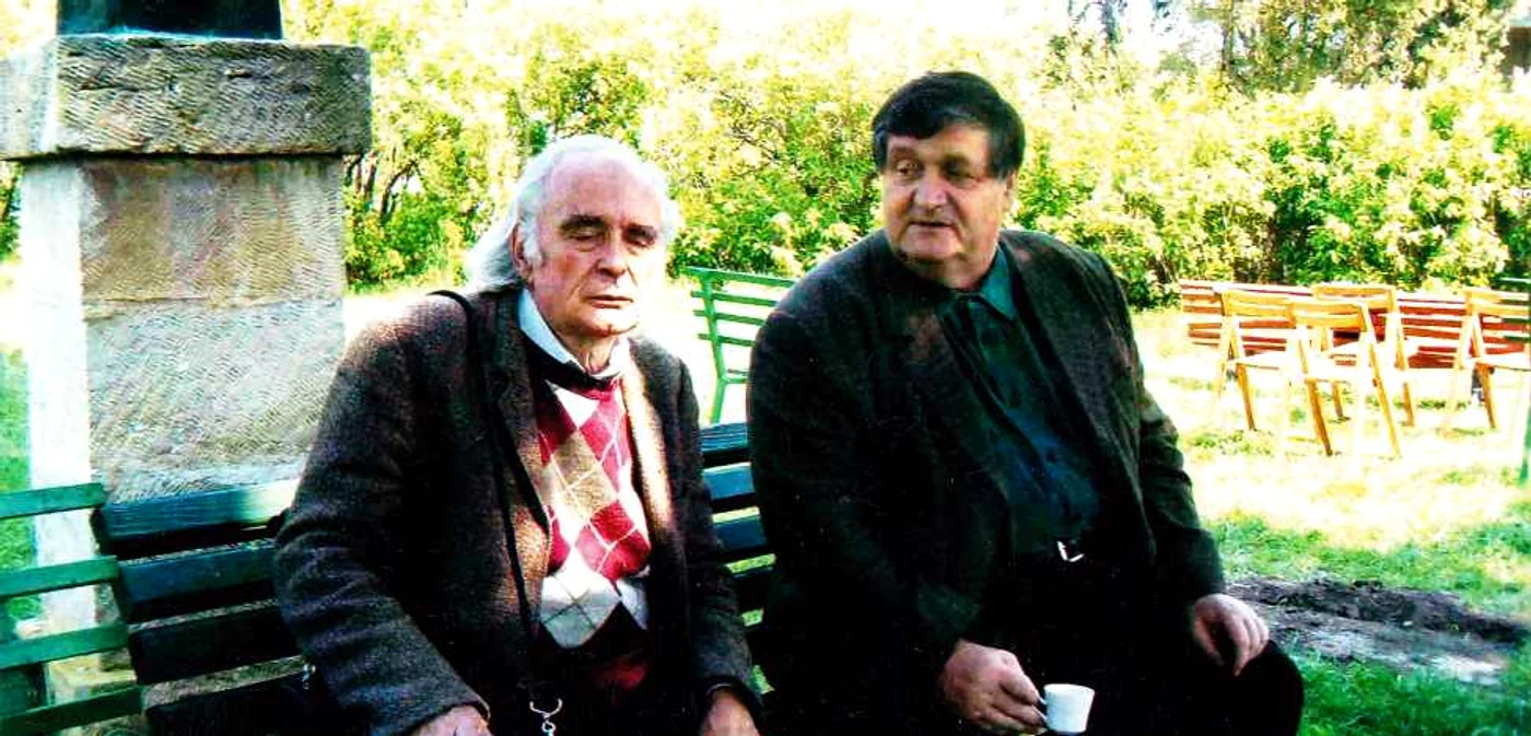 Poetul Emil Brumaru, alături de Alex Ştefănescu               FOTO: Arhivă personală