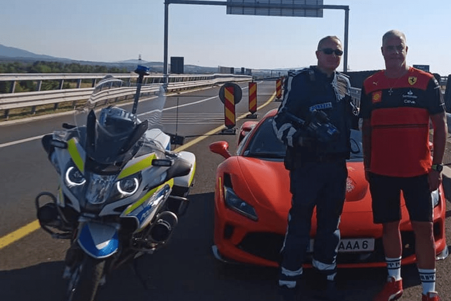 Unul dintre cei mai eficienți „vânători de vitezomani” din România. Ce le-ar face șoferilor care conduc cu peste 200 km/h