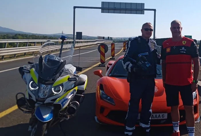 Polițistul Valer Kovacs, alături de un austriac prins cu 235 km/h FOTO Facebook/Valer Kovacs