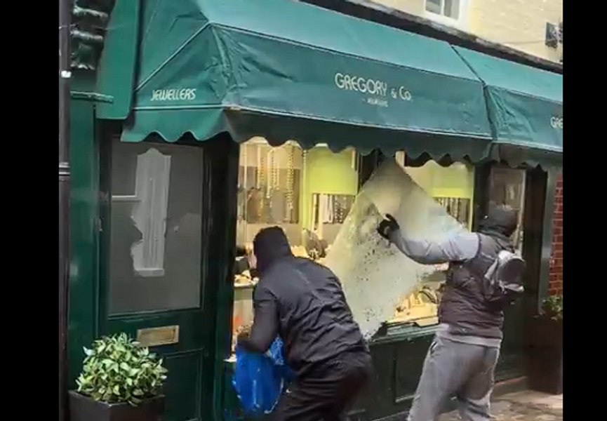 Jaf în plină zi la o bijuterie din Londra. Hoții, înarmați cu ciocane, au fost filmați când au spart vitrina și au fugit cu mai multe obiecte de valoare