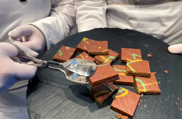 Sute de persoane au stat la coadă pentru un nou produs al gigantului Lindt, „batonul Dubai”.Foto:AFP