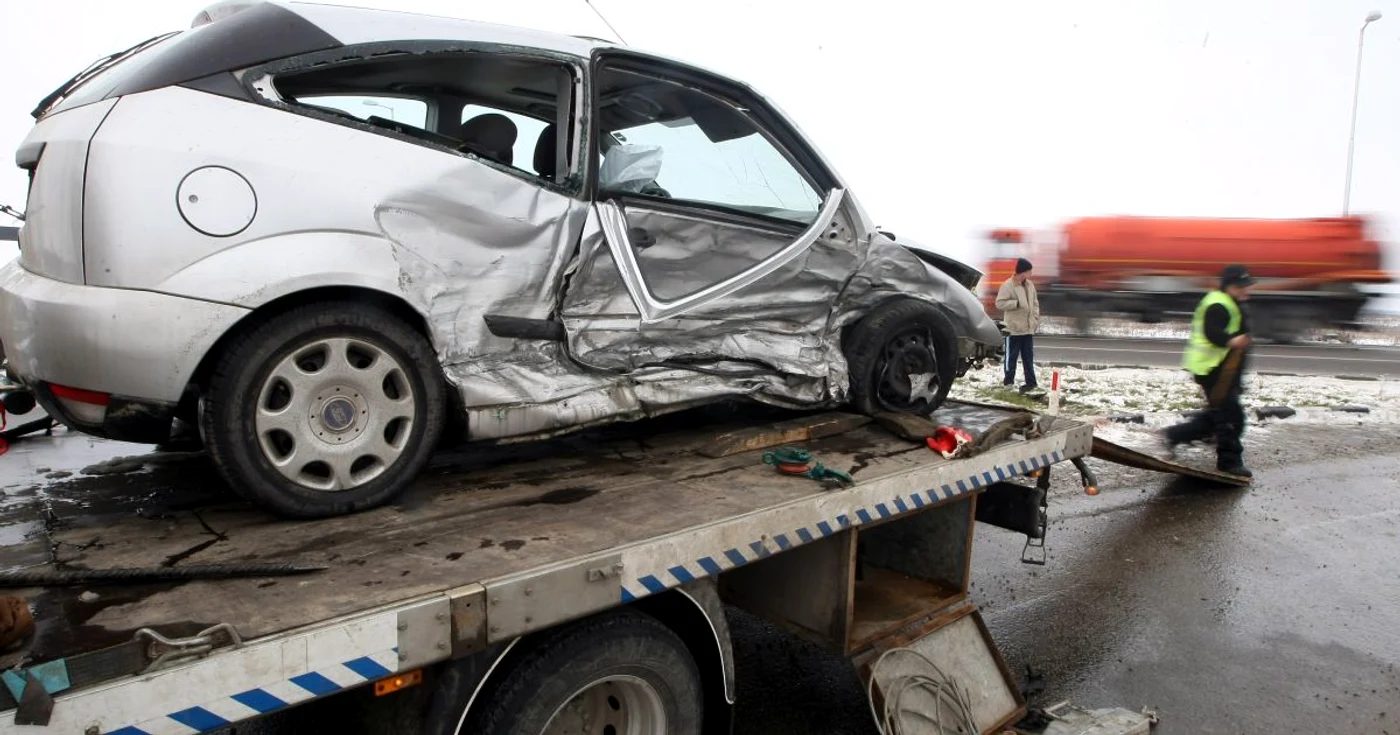 Maşina Ford a fost izbită din lateral de un Mercedes