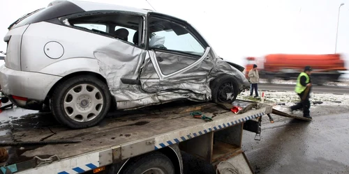Maşina Ford a fost izbită din lateral de un Mercedes