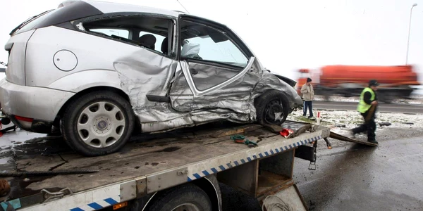 Maşina Ford a fost izbită din lateral de un Mercedes