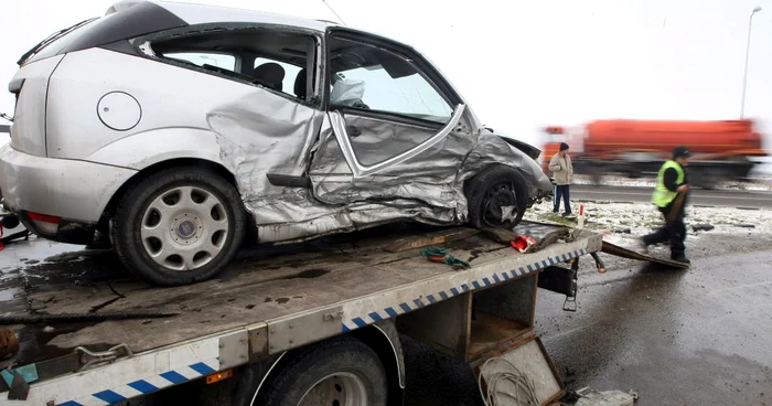 Maşina Ford a fost izbită din lateral de un Mercedes